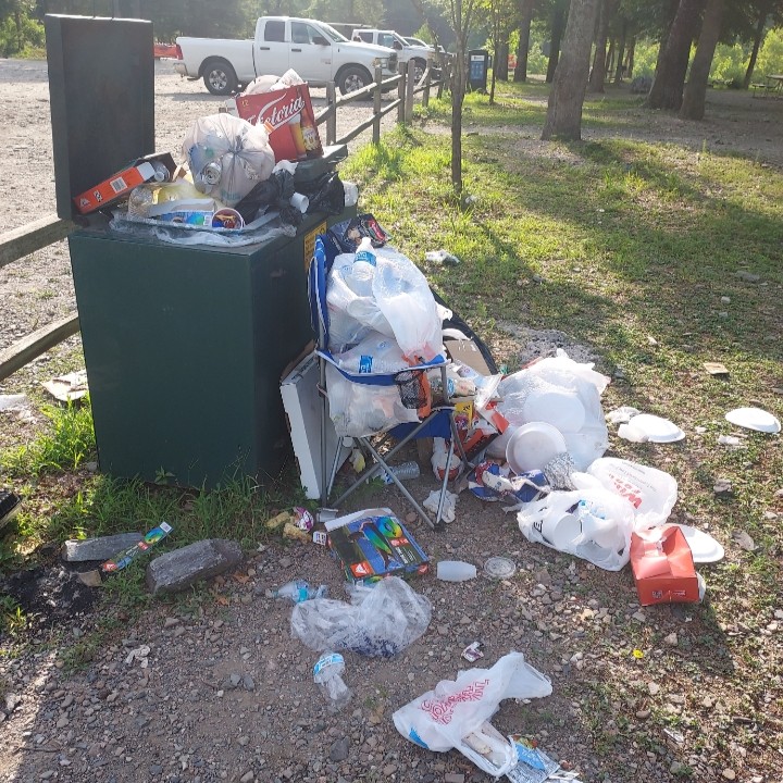 OklahomaParks's tweet photo. There's a large dumpster conveniently located just across the parking lot from this overflowing trash can. We get it, walking a few extra steps is really hard. 

Stop it. 

📌  Beavers Bend https://t.co/ubostGWhMR