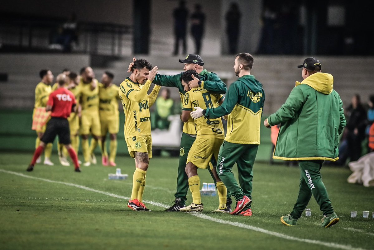 onfieldcom's tweet photo. O Mirassol do técnico Mozart venceu o Coritiba, no Couto Pereira, por 1 a 0 e voltou a se aproximar do G4 da Série B somando agora 25 pontos ganhos.

O Leão volta a campo na próxima terça-feira (23), para enfrentar a equipe do Avaí, em Mirassol.

📸 Gerson Ferreira https://t.co/HriHInhZO3