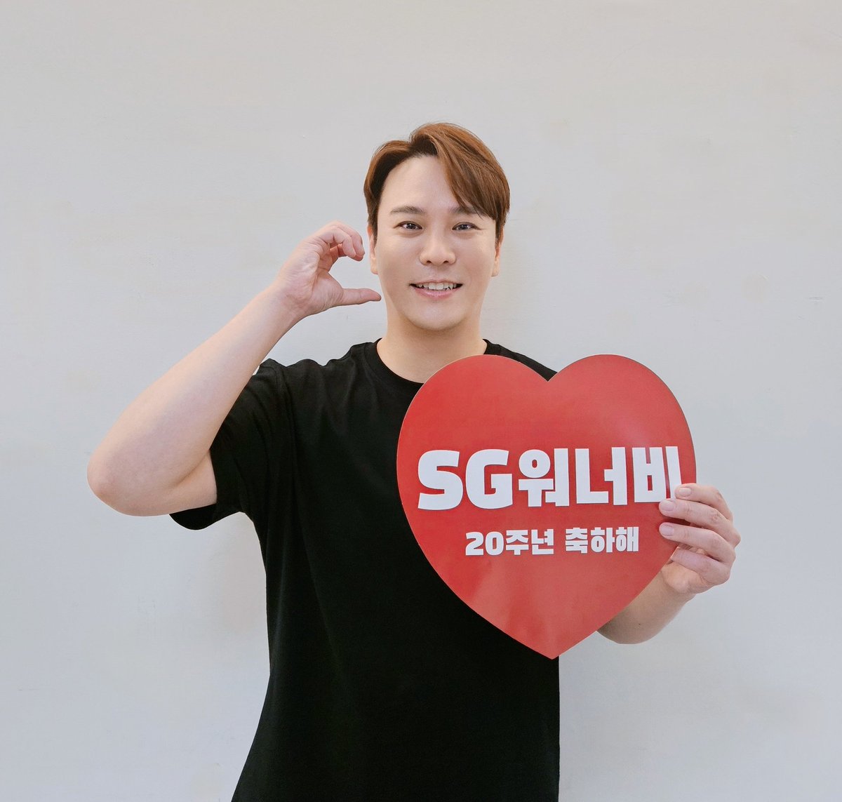 [📸] #김용준

<2024 SG워너비 콘서트 : 우리의 노래 앙코르> 1회차 공연 종료!

'우리'가 되어 함께한 지 20주년,
그 시간을 함께해 주셔서 감사합니다❤️

내일 공연도 우리 함께해요🤙🏻

#KIMYONGJUN
#SG워너비 #2024_SG워너비_콘서트 #우리의_노래_앙코르
#빌리언스 #BILLIONS