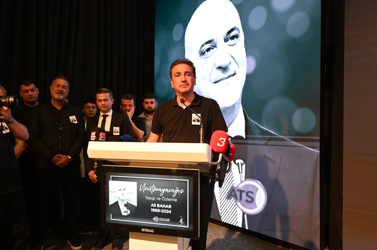 AntalyaOSB's tweet photo. Merhum Yönetim Kurulu Başkanımız Ali Bahar için Antalya Ticaret ve Sanayi Odası'nda anma töreni düzenlendi.
Ailesi, sevenleri ve Antalya iş dünyası temsilcilerinin yoğun katılımıyla gerçekleşen törende Kardeşi Berkay Bahar, Kuzeni Serkan Bahar, ATSO Yönetim Kurulu Başkan Vekili Yusuf Hacısüleyman, OSBÜK Başkanı Memiş Kütükçü, Ticaret Bakan Yardımcısı Mahmut Gürcan ve Antalya Valisi Hulusi Şahin duygu ve düşüncelerini dile getirdi.
Konukların gözyaşları içinde izlediği törende Vali Şahin, merhum Başkan Ali Bahar'ın hatırasına, projelerine ve ailesine sahip çıkacaklarını söyledi.
Törenin ardından Yönetim Kurulu Başkanımız Ali Bahar'ın naaşı son yolculuğuna uğurlanmak üzere Uncalı Kent Mezarlığına intikal ettirildi.
