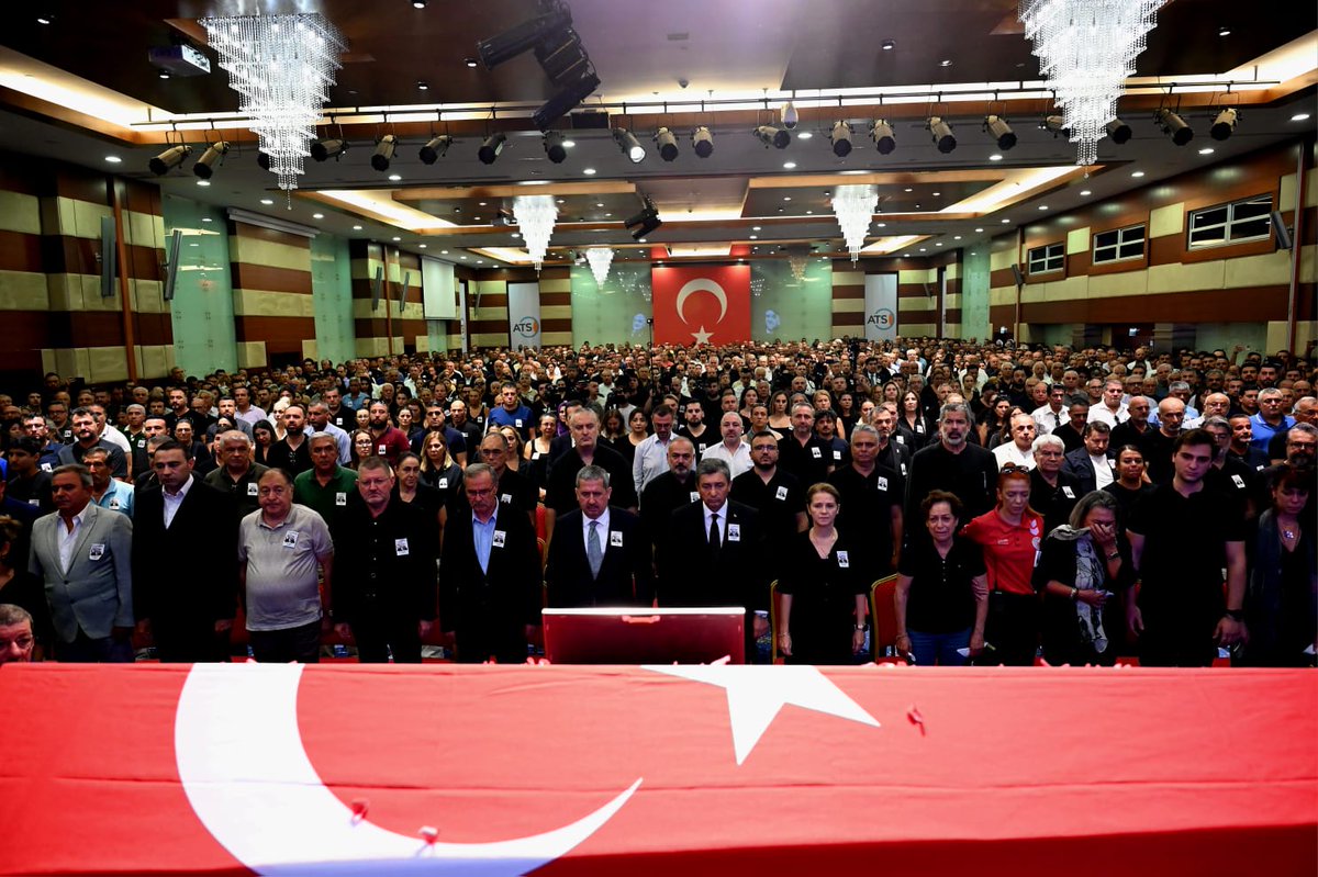AntalyaOSB's tweet photo. Merhum Yönetim Kurulu Başkanımız Ali Bahar için Antalya Ticaret ve Sanayi Odası'nda anma töreni düzenlendi.
Ailesi, sevenleri ve Antalya iş dünyası temsilcilerinin yoğun katılımıyla gerçekleşen törende Kardeşi Berkay Bahar, Kuzeni Serkan Bahar, ATSO Yönetim Kurulu Başkan Vekili Yusuf Hacısüleyman, OSBÜK Başkanı Memiş Kütükçü, Ticaret Bakan Yardımcısı Mahmut Gürcan ve Antalya Valisi Hulusi Şahin duygu ve düşüncelerini dile getirdi.
Konukların gözyaşları içinde izlediği törende Vali Şahin, merhum Başkan Ali Bahar'ın hatırasına, projelerine ve ailesine sahip çıkacaklarını söyledi.
Törenin ardından Yönetim Kurulu Başkanımız Ali Bahar'ın naaşı son yolculuğuna uğurlanmak üzere Uncalı Kent Mezarlığına intikal ettirildi.