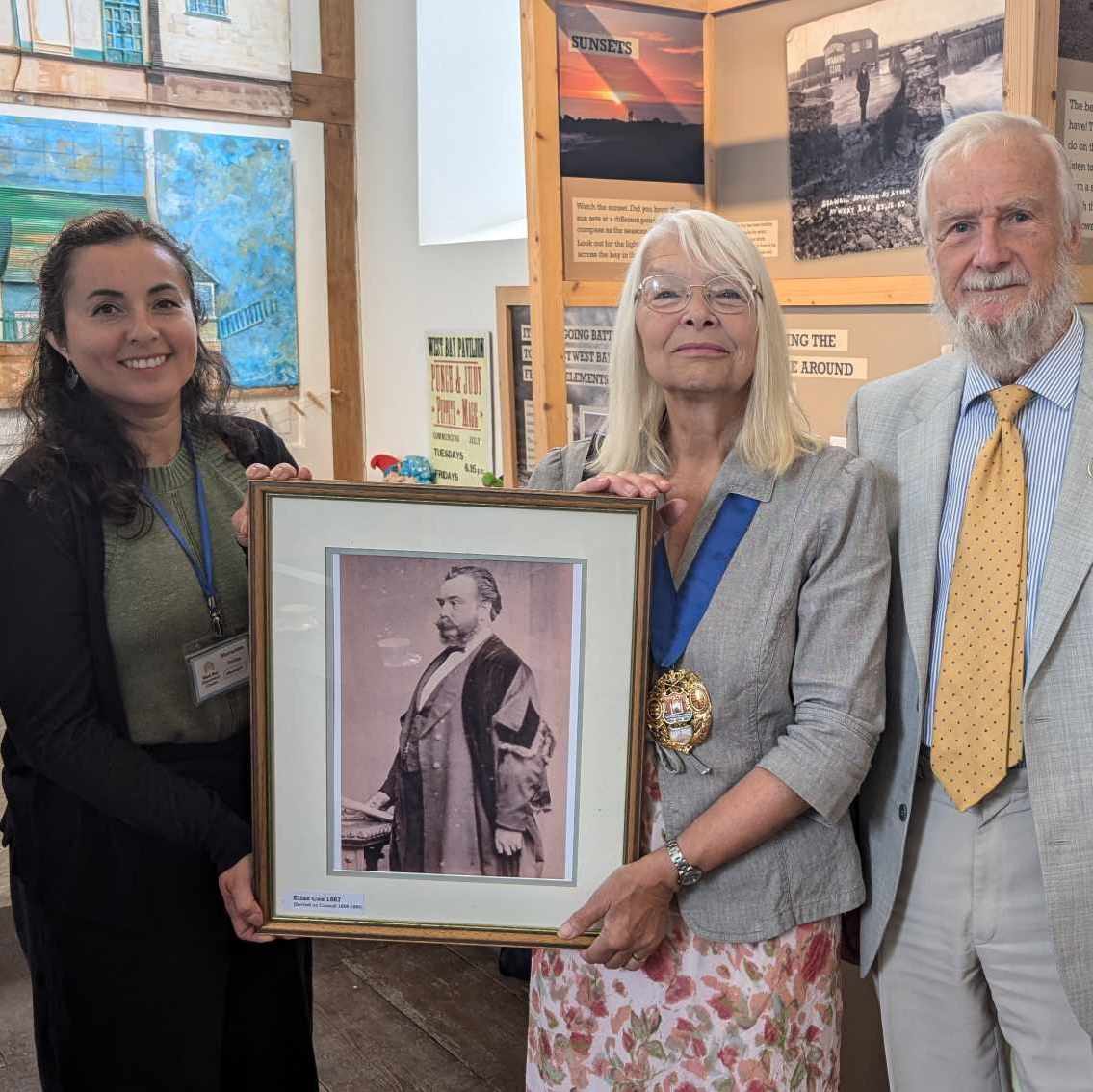 Mayor attends preview of discovery centre's latest exhibition bridportnews.co.uk/news/24457090.…