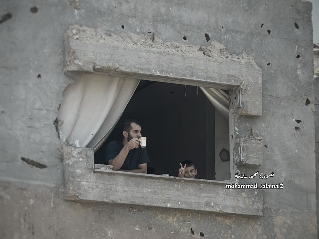 FepalB's tweet photo. Palestino bebe café nos escombros de casa em Gaza. Ao seu lado, uma criança palestina faz sinal de vitória.

Sumud (صمود), a perseverança inabalável palestina 🇵🇸✌️

Dia 288 do genocídio palestino. https://t.co/y72TvhuDIV