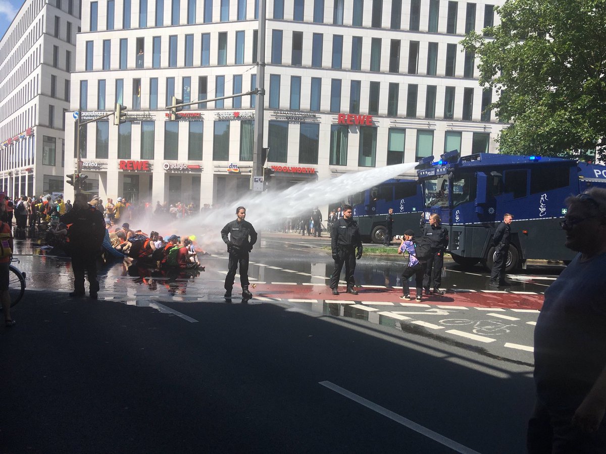 #Bremen: #Solidarität mit den Klimaprotesten in der Innenstadt! butenunbinnen.de/nachrichten/le…