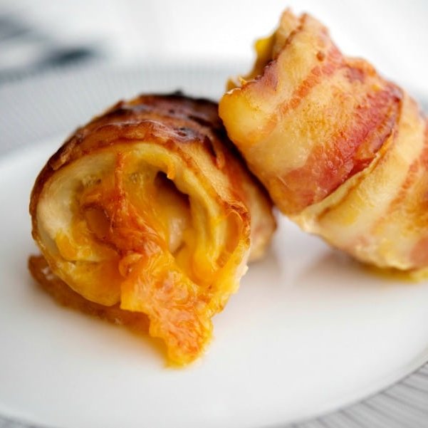 CarriesExpKtchn's tweet image. You can't go wrong with this recipe for Cheddar Bacon Wrapped Chicken. It's a super simple, tasty dinner idea with only three ingredients!

🥓RECIPE--&amp;gt; carriesexperimentalkitchen.com/cheddar-bacon-…
#glutenfreefood #ketorecipes #bacon #chickendinner