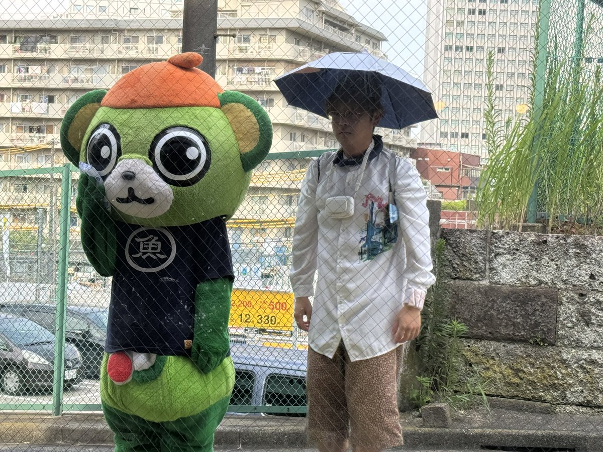yo_tan's tweet photo. 不審者かと思ったらフル装備で試しに外に出てみたかんちゃんでした笑
イッちゃんも保冷剤持って☆
あまりの暑さに(恥ずかしさに?)2人ともすぐに戻ってきましたwww
#大崎さんと暑い初夏 #大崎一番太郎project30 #ride16 https://t.co/l4u95IpypY