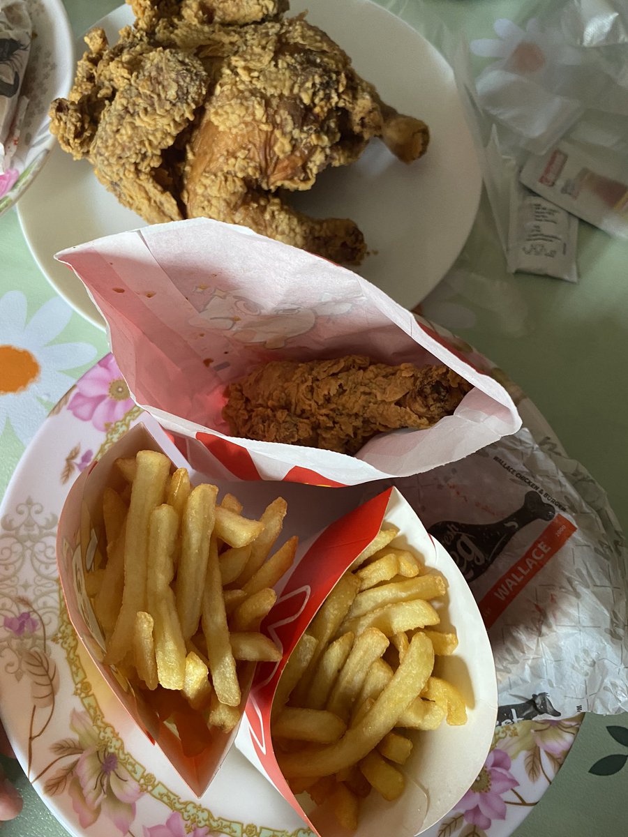 ysminhssan's tweet photo. Harini i hasut kawan i share beli ayam sekor Wallace ni! 

Sekor rm20 je kalau walk in tapi i order foodpanda so rm22.40! Even sejuk tapi ayam dia crispyyyyy i bagi 9/10 https://t.co/2UumLDhKKL