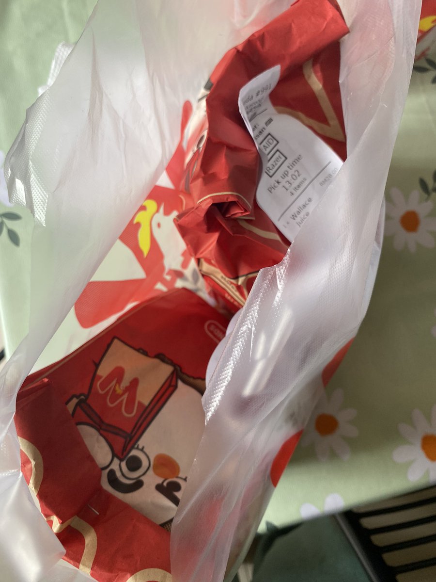 ysminhssan's tweet photo. Harini i hasut kawan i share beli ayam sekor Wallace ni! 

Sekor rm20 je kalau walk in tapi i order foodpanda so rm22.40! Even sejuk tapi ayam dia crispyyyyy i bagi 9/10 https://t.co/2UumLDhKKL