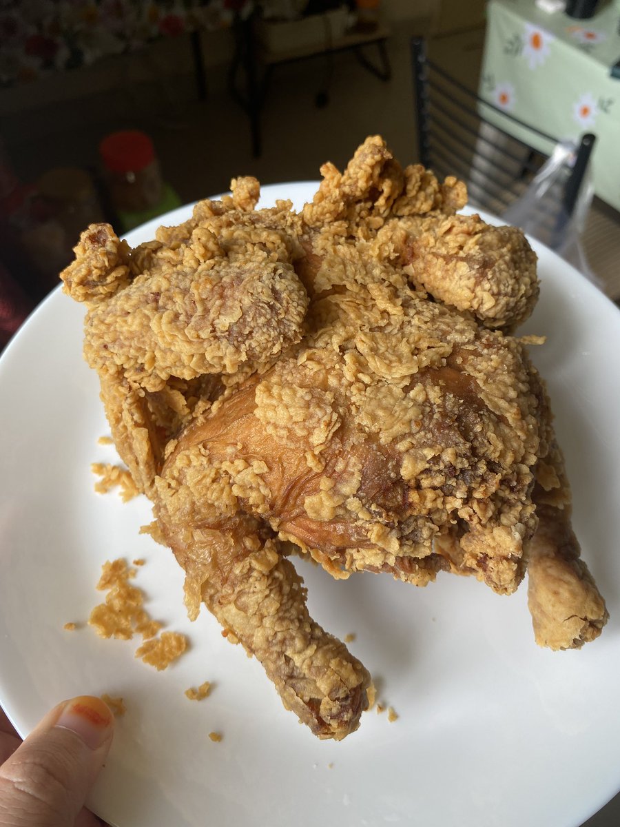 ysminhssan's tweet photo. Harini i hasut kawan i share beli ayam sekor Wallace ni! 

Sekor rm20 je kalau walk in tapi i order foodpanda so rm22.40! Even sejuk tapi ayam dia crispyyyyy i bagi 9/10 https://t.co/2UumLDhKKL