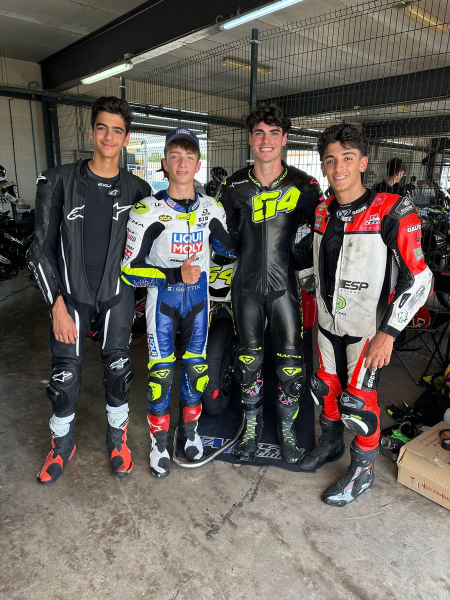 El principio de la Humildad‼️
Hace unos pocos años era Fermín quien se hacía fotos con los pilotos punteros del mundial.

Y ahora son nuestros pilotos que quieren entrenar y hacerse fotos con él...

Un gran ejemplo para los más pequeños 👏🏼👏🏼