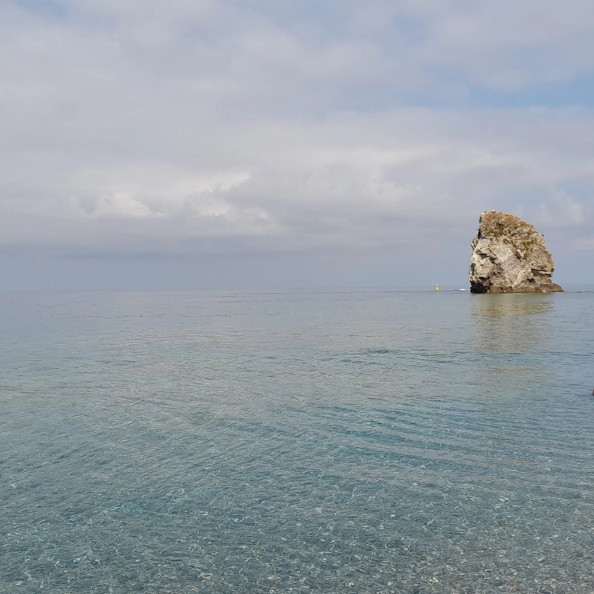 exmaestra's tweet image. Quiete estiva al mattino
Un abbraccio all'infinito
sfiorando le onde