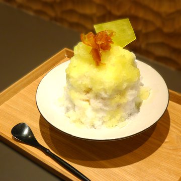 のかき氷をご用意しております。ミルクベースでふわふわに仕上げた夏蜜柑ソースと、アクセントにあずき葛ぜりぃを氷の中に忍ばせた甘酸っぱい一品。こんな暑い日にはぴったりかと。