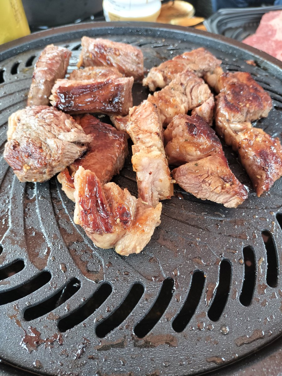 banaronft's tweet photo. 大王キャラバン初参戦⚡
おこも夫🧸もとっても楽しく美味しいお肉が食べられました🫶
（柔らかすぎる🤤🤤🤤）
そして初期メンみんな想像通りの素敵な人ばかりで、さすMAKIMA部屋です👀✨
最後は素敵な額装に入った🧸の子をお持ち帰りできました🫶
楽しいイベントありがとうございました❣
#MNIP https://t.co/e8LasBZBNr