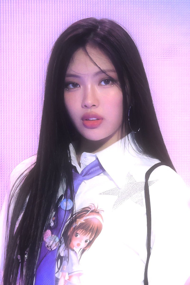 hyeinsters's tweet photo. HER. https://t.co/sVOM3s3Hc7