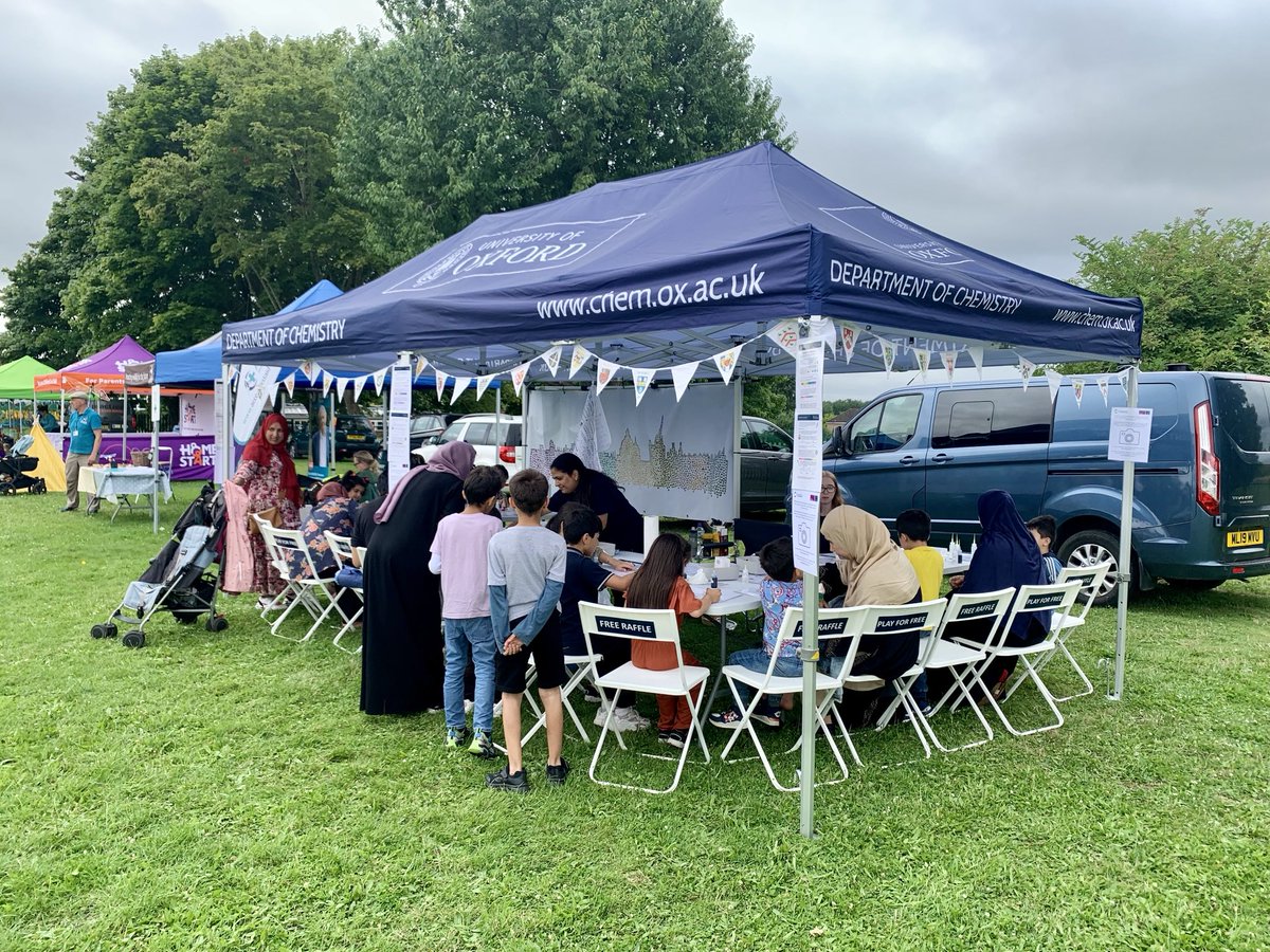 Full house in the ⁦<a href="/OxfordChemistry/">Oxford Chemistry</a>⁩ Creative Chemistry Tent! 🤩