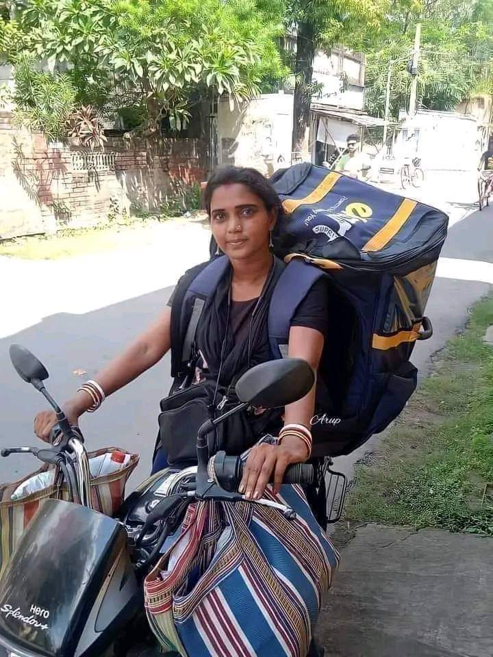 यह सुप्रीति सिंह हैं, गणित में MSc हैं! पति के आकस्मिक निधन के पश्चात Flipkart से जुड़ कर परिवार चलाने के लिए दिन रात मेहनत करती हैं.

परिवार में सास-ससुर, एक बेटा और एक बेटी है। जिनको खुश रखने के लिए, परिवार का सारा भार अपने कंधों पर रखकर और जिनकी जरूरतें पूरा करने के लिए