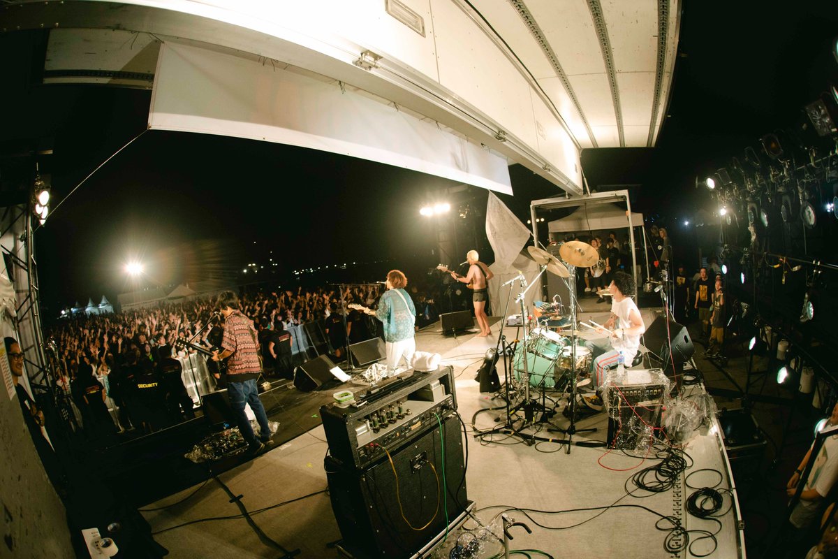 murofes's tweet photo. 【 #murofes 2024レポ】

“ムロフェス、ただいま”
金廣の笑顔が眩しい。
待ちわびたファンの熱に応えるメンバー4人の音はライブバンドの結晶。
5年ぶりのステージ、空ばかり見ていたの大団円は愛に溢れていた。

グッドモーニングアメリカとムロフェスの未来が輝く方へ

pic @shespool 
#ムロフェス https://t.co/J3kYpA9dDU