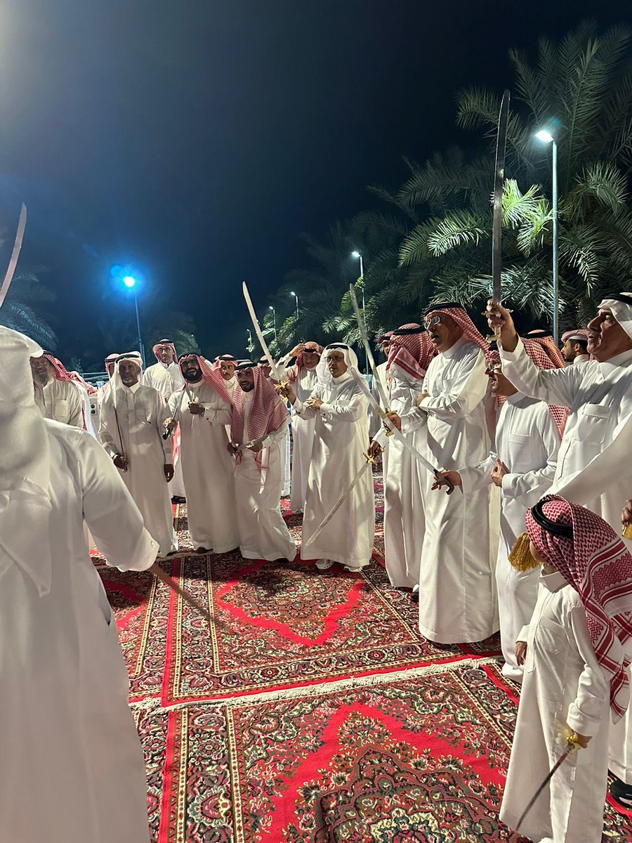 ganas_alswar's tweet photo. في ليله وفاء 

لرجال كالجبال بافعالهم واعمالهم و اخلاصهم لوطنهم و ابداعهم في عملهم وذكريات مسيرتهم العمليه و العلميه .

والاهم من ذلك انسانيتهم واحتوائهم لمن يعملون  تحت ادارتهم واكتشاف مواهبهم حتى اصبح الرئيس يفتخر بالمرؤوس وما حققه من انجاز ومناصب على مستوى الوطن .

هنا الاحساء رمز التعايش والاحتواء 
توأم ارامكو رمز التنميه والتطور و العطاء .
في حفل تكريم نائب رئيس ارامكو لتقنية المعلومات الاخ الانسان يوسف العليان ومدير ادارة تقنيه المعلومات الاخ الانسان ابراهيم الثويقب ،

ورجال الارض والنخيل و الفروسيه من الاصدقاء والزملاء وعلى راسهم اخي وصديقي المهندس حسن ال سالم الذي تشارك معهم العلم والغربه والعمل والفروسيه والذكريات بسخاء  .

وباسقات النخيل التي تستلهم شموخها من حفل ينبض ود وتألف ووطنية وولاء  على اهازيج العرضه السعوديه ..

وما زادني فخر ذلك الوفاء باهداء الاخ عبدالله الموسى والاخ عبد الوهاب الموسى صورة والدهم ( عبدالرحمن ) رحمه الله واسكنه فسيح جناته رجل مات بجسده حي بذكره واعماله الانسانيه واحفاده الذين يمشون على نهجه فكان لتلك الدمعه الممزوجه بالفرح والفخر والفقد وعمق وفاء الاصدقاء من عيون اخي عبدالوهاب الموسى تعزف بر وفخر وثناء من عيون الاخ عبدالله الموسى  رساله البر بالوالدين والفخر بالاصدقاء وصهيل الخيل في الانحاء لا غرابه نحن في الاحساء وكفى
@alahsekaer 
@hashalhsa
