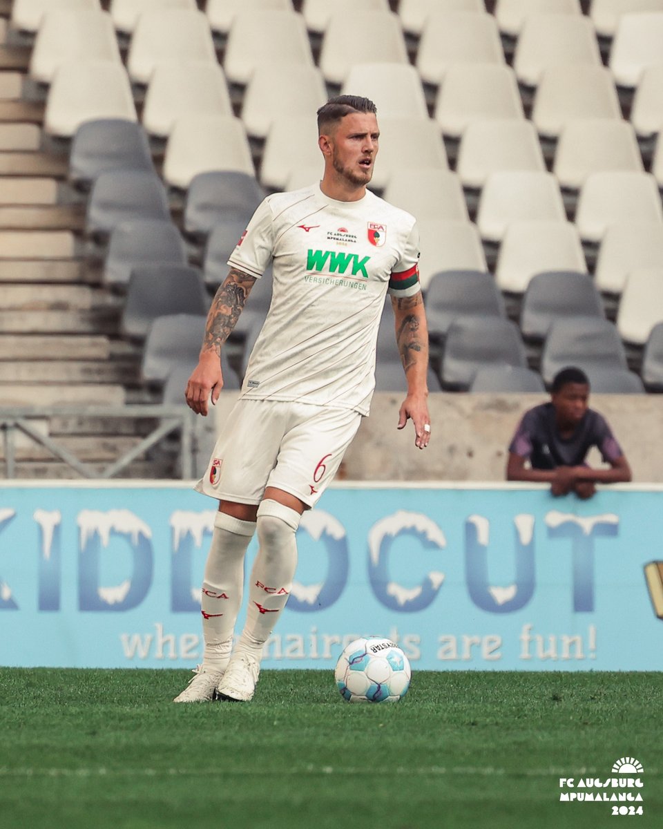 FCAugsburg's tweet photo. 24' Schlotti x Jeff! ๐ธ #YSCFCA #FCAinMpumalanga
๐ด https://t.co/Bol7Q0nLc8 https://t.co/6T8q7xwLIw