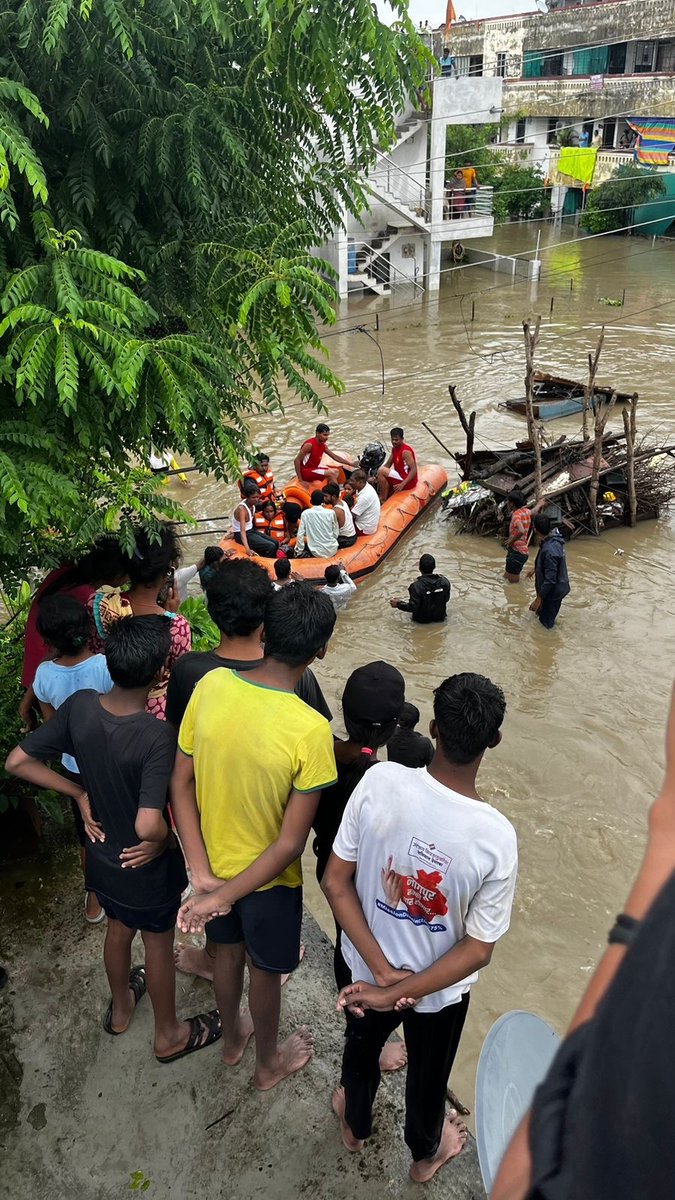 ngpnmc's tweet photo. Students of Antalika College, located in Sai Nagar, Hudkeshwar Nagar, &amp; citizens have been safely rescued by the Fire Department of NMC and the Police in a joint operation
#nmc #nagpur #rain #resuce #rescueoperation #heavyrain #staysafestayhome #nagpurrains https://t.co/rGqI4H5n7H