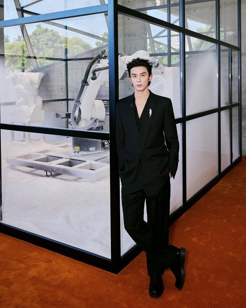 krwxciii's tweet photo. Baby Wu Lei on his IG 🥹👏🏻👍🏻✨🫶🏻🖤
#Bvlgari #BvlgariJewelry
#Serpenti #SerpentiFactory
#吴磊 #WuLei #LeoWu #อู๋เหล่ย https://t.co/ayeqj8Aw2M