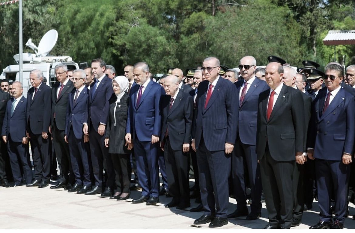 saglikbakanligi's tweet photo. YARIM ASIR ÖNCE OLDUĞU GİBİ YİNE TEK YÜREĞİZ

Sağlık Bakanımız Prof. Dr. Kemal Memişoğlu, Cumhurbaşkanımız Sayın Recep Tayyip Erdoğan’ın teşrifleriyle Kıbrıs Türk halkının özgürlüğe kavuşmasını sağlayan Barış Harekâtı’nın 50. yıl dönümü vesilesiyle düzenlenen 20 Temmuz Barış ve Özgürlük Bayramı törenine katıldı.

Bu uğurda can veren aziz şehitlerimizi rahmetle anıyor, kahraman gazilerimizi minnetle yâd ediyoruz.

Kıbrıs Türklerinin Barış ve Özgürlük Bayramı kutlu olsun.