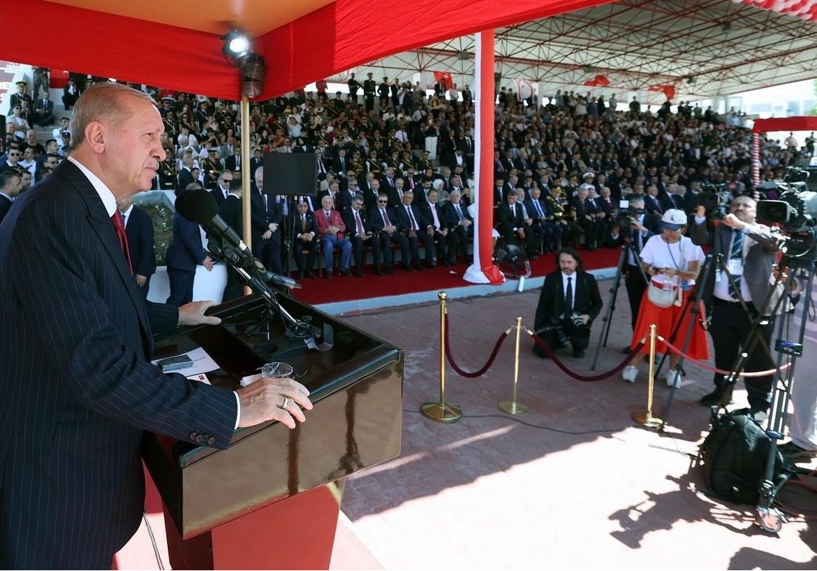 saglikbakanligi's tweet photo. YARIM ASIR ÖNCE OLDUĞU GİBİ YİNE TEK YÜREĞİZ

Sağlık Bakanımız Prof. Dr. Kemal Memişoğlu, Cumhurbaşkanımız Sayın Recep Tayyip Erdoğan’ın teşrifleriyle Kıbrıs Türk halkının özgürlüğe kavuşmasını sağlayan Barış Harekâtı’nın 50. yıl dönümü vesilesiyle düzenlenen 20 Temmuz Barış ve Özgürlük Bayramı törenine katıldı.

Bu uğurda can veren aziz şehitlerimizi rahmetle anıyor, kahraman gazilerimizi minnetle yâd ediyoruz.

Kıbrıs Türklerinin Barış ve Özgürlük Bayramı kutlu olsun.