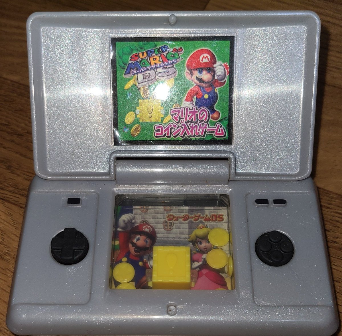 バレました(撃沈) こちらのおもちゃも押し入れにはいってて、おいらがもっているのはマリオ64DSバージョンです！  これ見つけた瞬間、ルイージにドコデモシャベレール(DS)として持たせて撮影しようと決めましたw