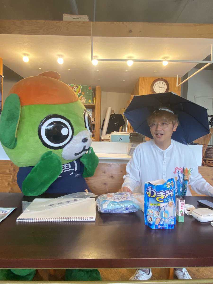 ano13cats's tweet photo. #大崎さんと暑い初夏
暑さ対策グッズ皆んなで試してみよう
両手が空きます‼️
神ちゃん似合ってる👍
#Project30 #ride16
#大崎一番太郎 #神崎隆広 https://t.co/e6dIYFWpKx