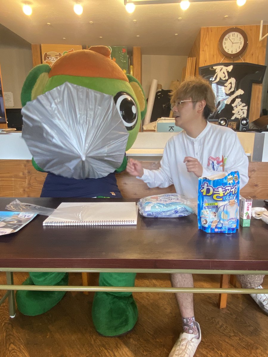 ano13cats's tweet photo. #大崎さんと暑い初夏
暑さ対策グッズ皆んなで試してみよう
両手が空きます‼️
神ちゃん似合ってる👍
#Project30 #ride16
#大崎一番太郎 #神崎隆広 https://t.co/e6dIYFWpKx