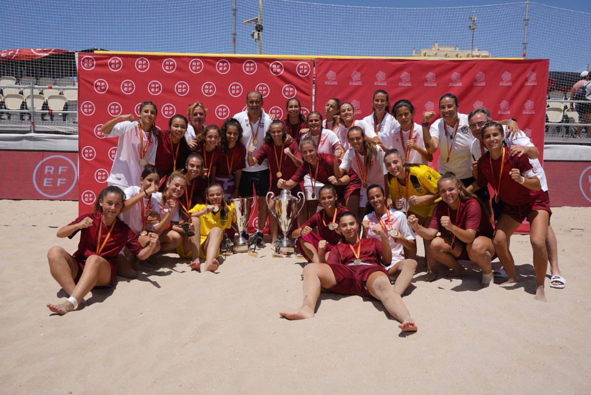 ffrm_se's tweet photo. 🏆🏆 ¡¡¡DOBLETE HISTÓRICO EN CÁDIZ!!!

🥇 ¡Nos hemos proclamado CAMPEONAS de ESPAÑA en categoría Sub-20 y Sub-17 femenina de fútbol playa 🌴!

🤩 ¡Hemos hecho historia en en 'Cádiz Arena'! ¡Nuestro #BeachSoccer sigue cosechando éxitos ✨! #VamosFFRM

ℹ️ https://t.co/7ShK5eBnXg https://t.co/3gMfYyYsUq