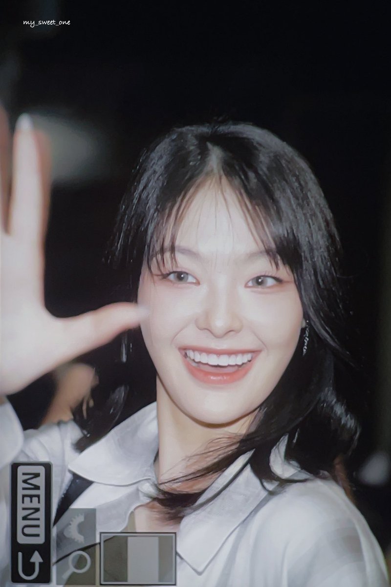 MY BABYYY LOOK AT HER SMILE