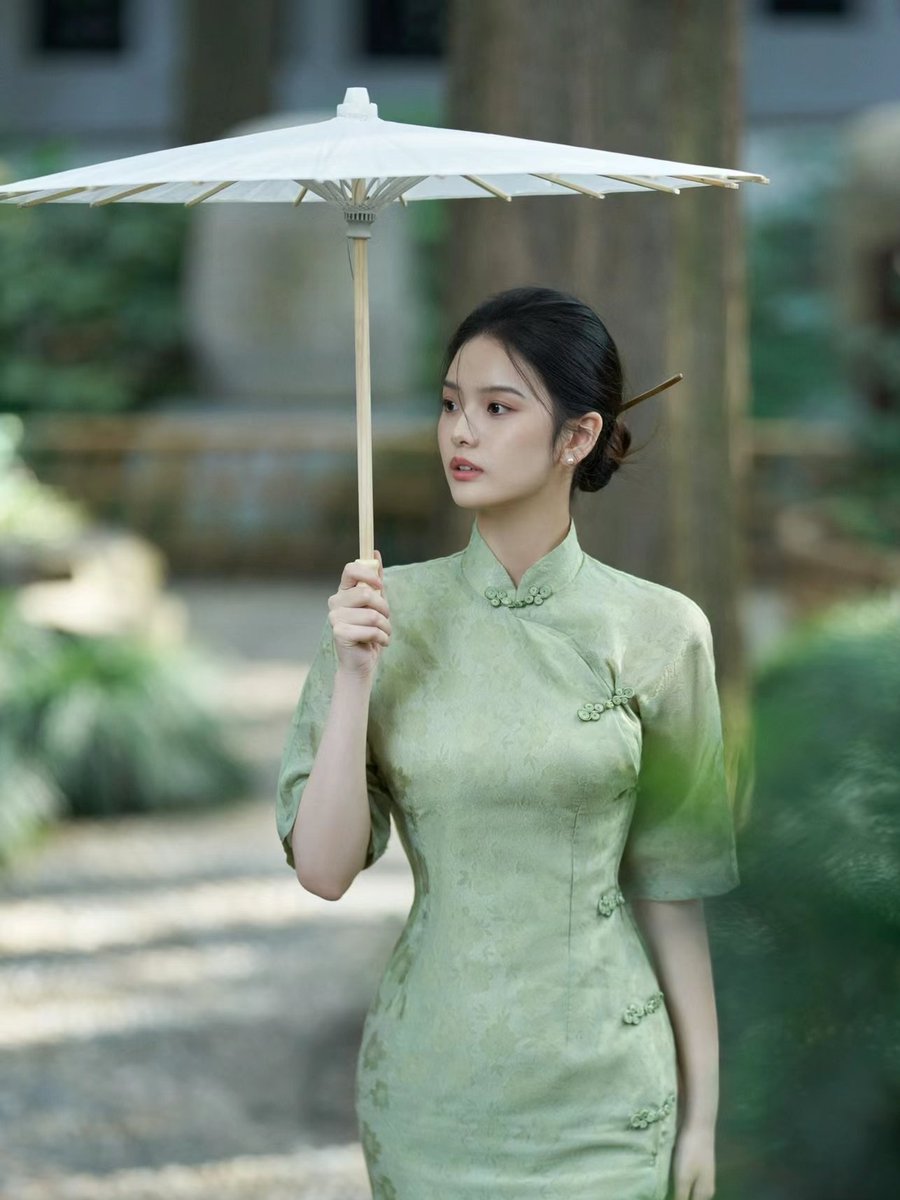 l1UdwkvhmE34Y3u's tweet photo. 绿色的旗袍、搭配中式盘发，也很不错哟。想看我穿哪个颜色的旗袍，留言告诉我吧🥰
Green cheongsam, with Chinese updo, is also very good. Which color cheongsam do you want to see? Leave a message and tell me.
#旗袍 #OOTD #lifesty https://t.co/sQLVXKxQ5d