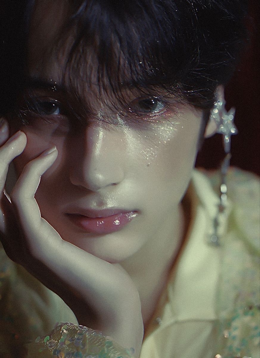 our_summer_0's tweet photo. #껌딱지즈붐업
과한 글리터 이렇게 찰떡인 사람들 처음 봄 https://t.co/UhO5iOfONf