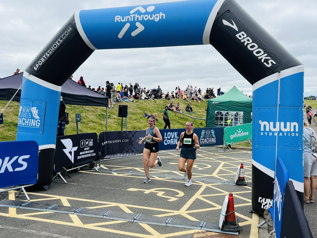 HilchyBoy's tweet photo. Top morning at Draycote Water Running Festival with the fam 🏃 and look who we bumped into @StringerSport 🦊💙 @RunThroughUK #runthroughuk https://t.co/H3WN55YOjb