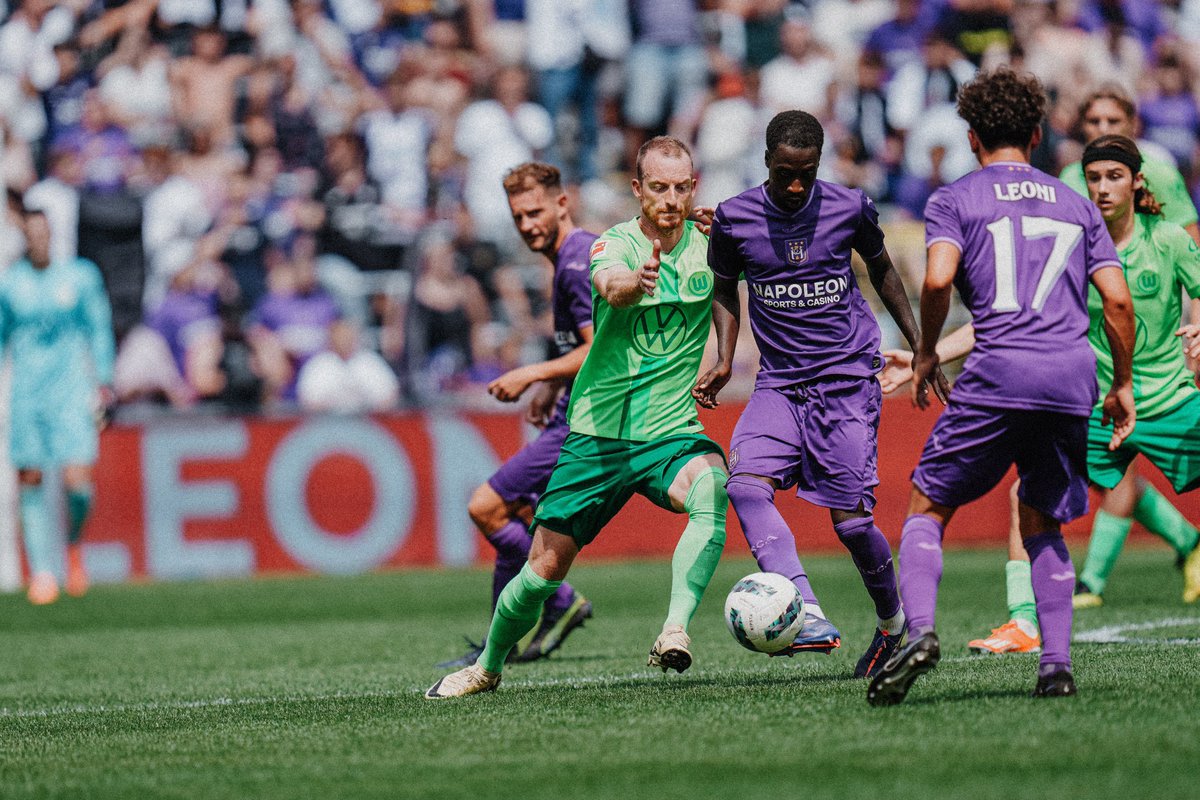 VfLWolfsburg_PT's tweet photo. Em jogo amistoso de prรฉ-temporada, os nossos Lobos foram superados pelo @RSCAnderlecht por 2 a 1 no Lotto Park, na Bรฉlgica.
โฝ๏ธ Mohamed #Amoura deixou o dele.
๐ขโช๏ธ #VfLWolfsburg #ANDWOB https://t.co/Hblyb0sgfd