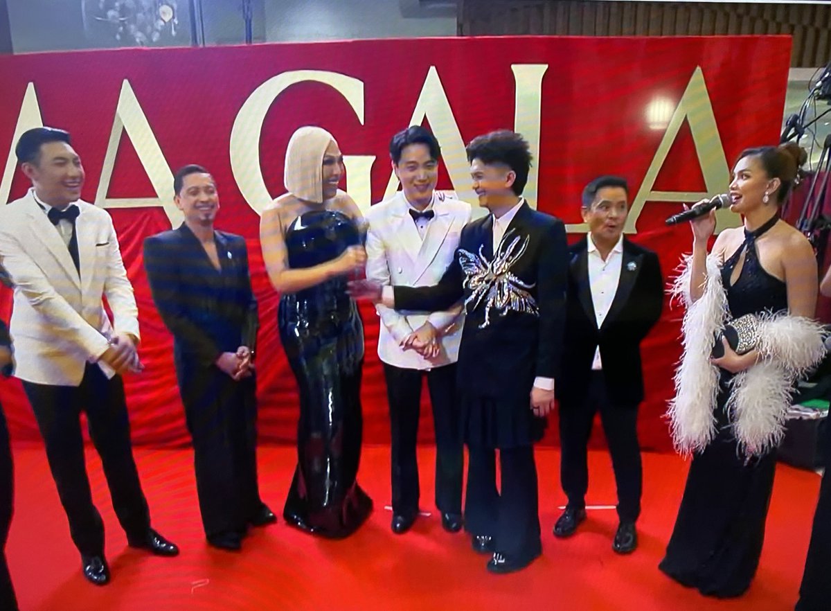 SoUSideKick's tweet photo. #GMAGala2024
#ItsShowtimeFamilySpotted
#GMA #ABSCBN #ItsShowtime
โฅ๏ธ#Vice #Jhong #Vhong #Darren #Ryan #Ogie #Cianne โฅ๏ธ https://t.co/DnhZVaoiE0