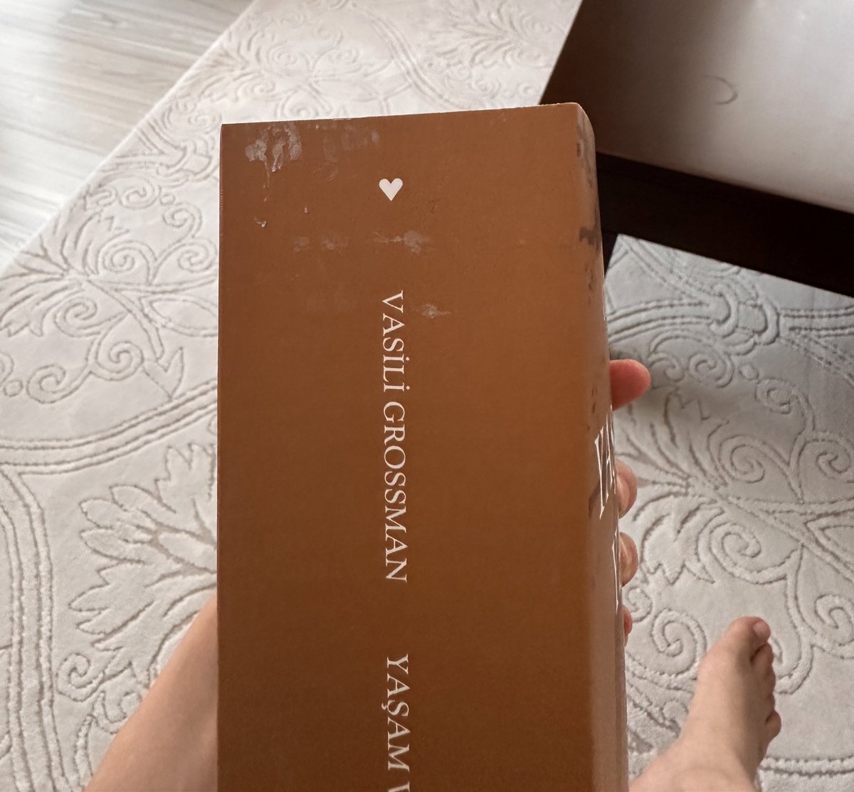 ezosm's tweet photo. @AmazonHelp son siparişimde gelen kitaplar birinin üzerinde yapışkan şeyler var ve çıkmıyor, diğeri sanki yerlerde sürüklenmiş gibi kapkara olmuş bu sefer üzdün Amazoncum🥲 https://t.co/AxMa6r89b4