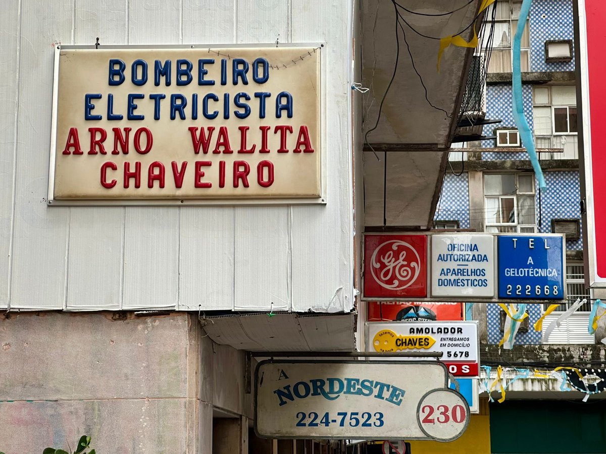 o centro do recife belíssimo nas imediações do cinema são luiz, com as placas originais da década de 70 para as filmagens de o agente secreto de <a href="/kmendoncafilho/">Kleber Mendonça Filho</a>. as fotos são de <a href="/raulkw/">Raul503</a>