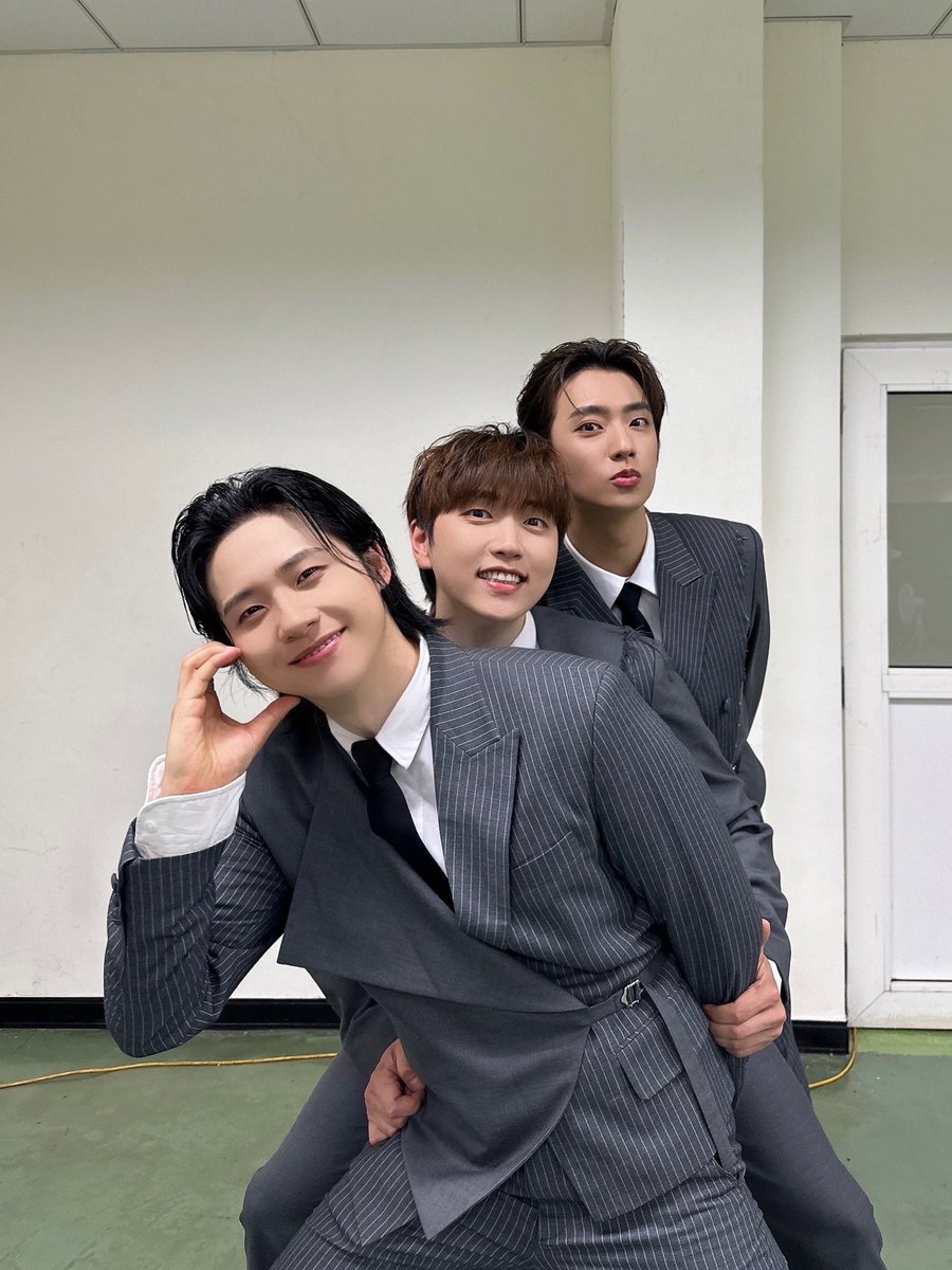 _B1A4OFFICIAL's tweet photo. [#B1A4Story] 2024 ONE TONE CONCERT 📸

대만에서의 2024 ONE TONE CONCERT 완료 🐻🐥🐶
B1A4와 BANA가 마주한 순간✨ 비세최 바세최 💚

#B1A4 https://t.co/mcXdBL4THZ