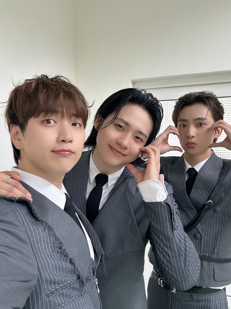 _B1A4OFFICIAL's tweet photo. [#B1A4Story] 2024 ONE TONE CONCERT 📸

대만에서의 2024 ONE TONE CONCERT 완료 🐻🐥🐶
B1A4와 BANA가 마주한 순간✨ 비세최 바세최 💚

#B1A4 https://t.co/mcXdBL4THZ