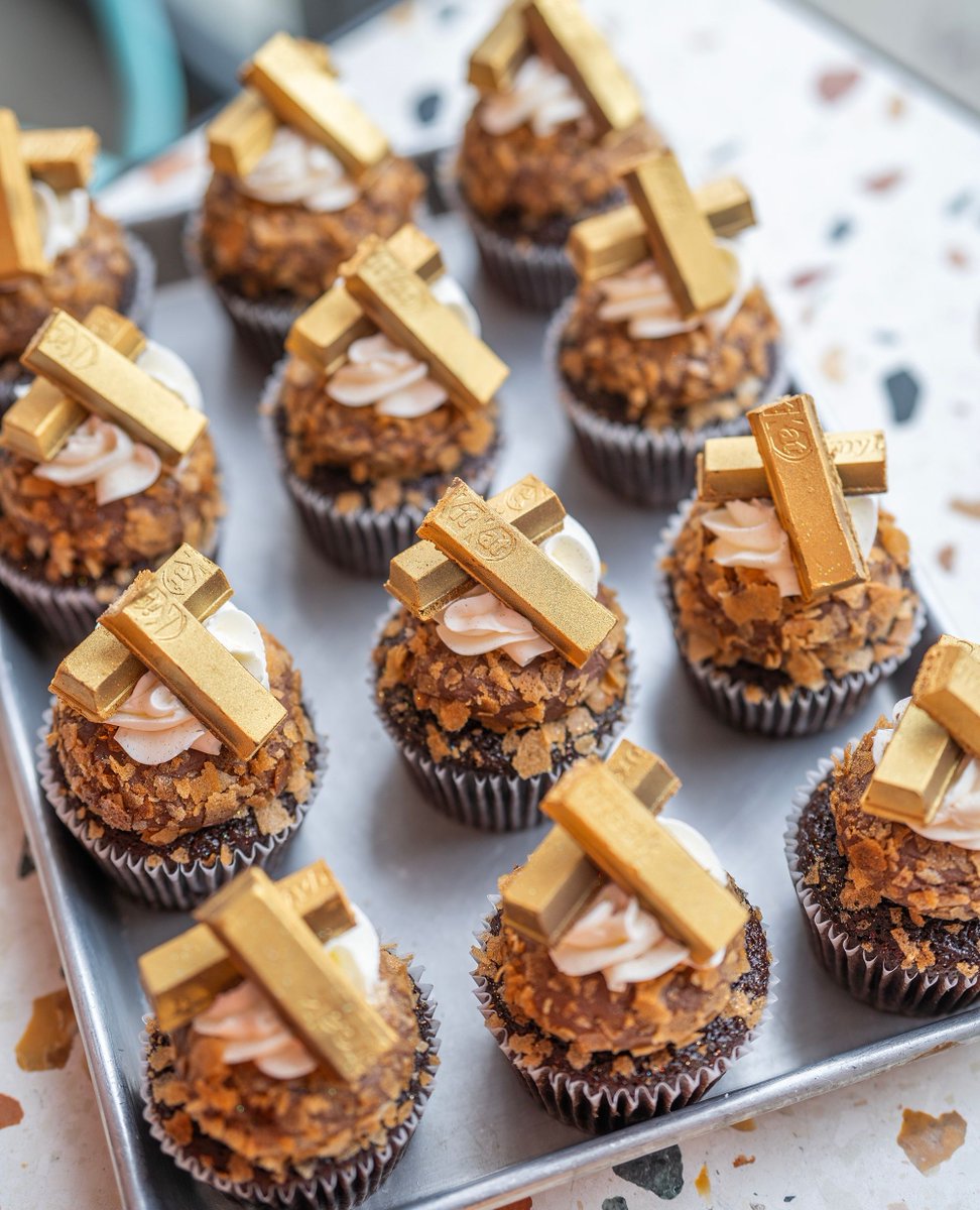Flavourtownbake's tweet photo. This week the humble KitKat gets the Flavourtown treatment! Some people love them because you can have one and satisfy your chocolate cravings BUT I always think 1 doesn’t even touch the sides 🤣⁣
⁣
So if 1 KitKat is never enough then you need this in your life this weekend ❤️ https://t.co/mWpZPSCpMj