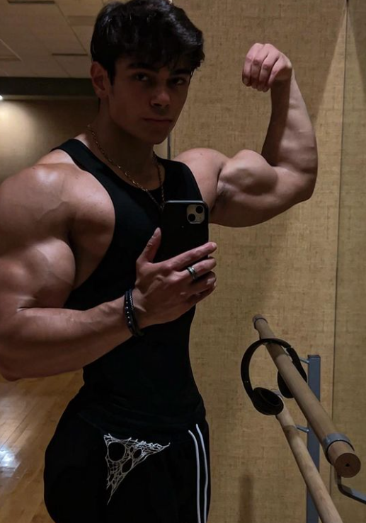 NotClarkKvnt's tweet photo. * Texting @BIGBOISCRY *

Rise and shine, bro. It's gym o'clock. https://t.co/cI1fG7eF76