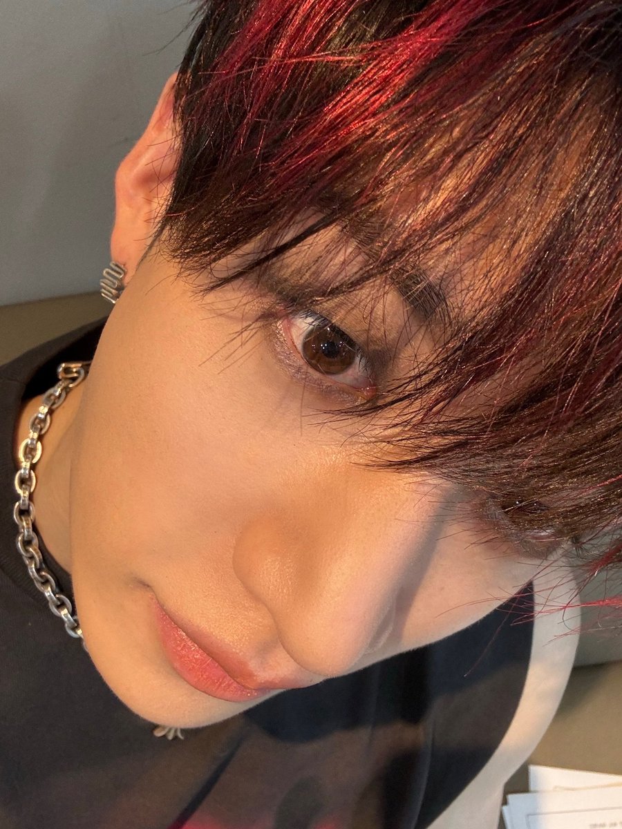 skzwithstay8's tweet photo. 🐺 - 🌱 
[200724] 10:34 PM KST
(KOR&amp;ENG)

*SELFIE https://t.co/Gt44iKAxV7