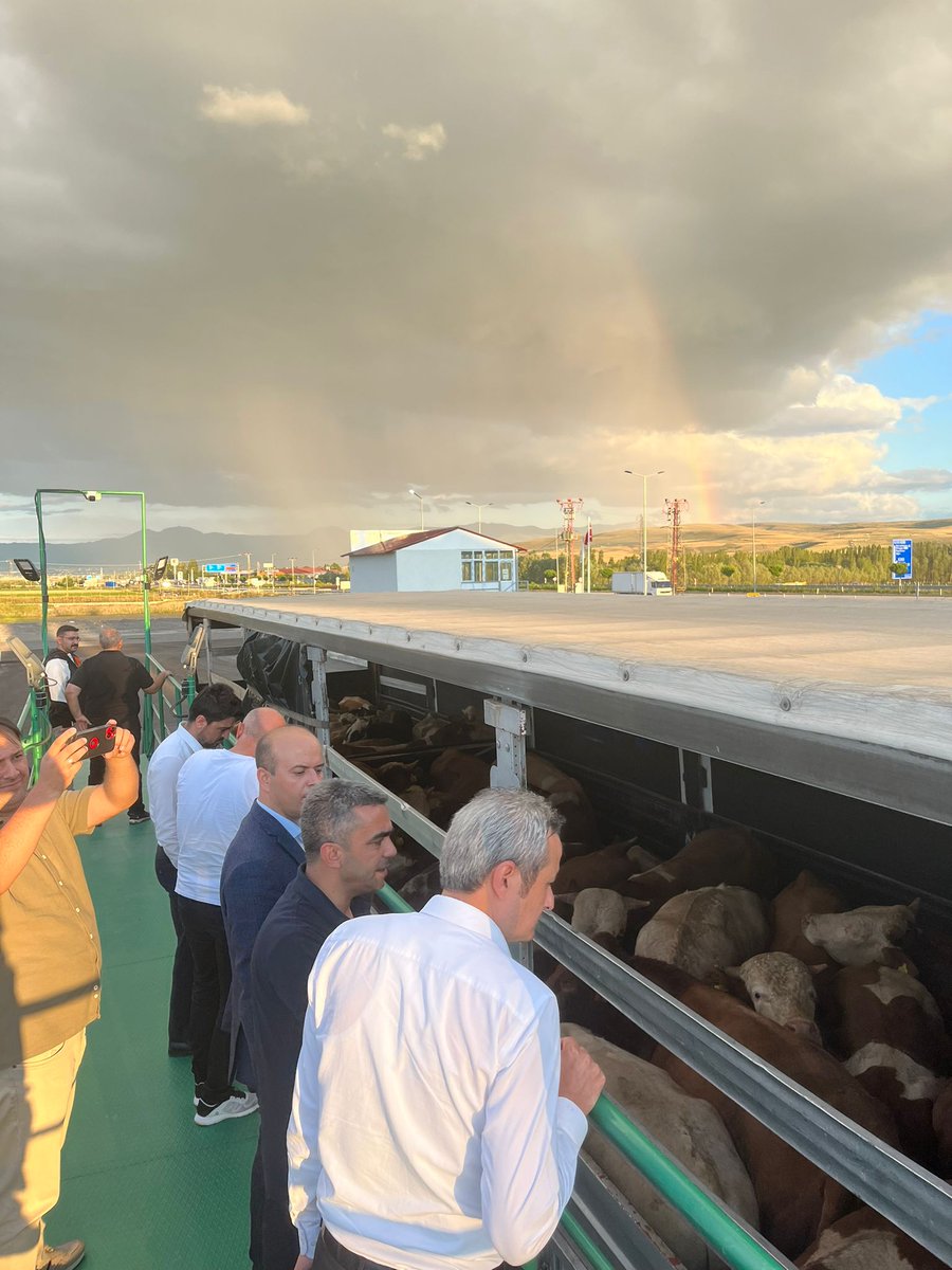 ErzurumTarim's tweet photo. İl Müdürümüz Alpaslan KENGER, Gıda ve Kontrol Genel Müdür Yardımcımız Sezai CİBELİK ve Daire Başkanı Hüseyin EŞ, Erzurum Veteriner Yol Kontrol İstasyonunu ziyaret ederek incelemelerde bulundular.
@tcbestepe 
@TCTarim 
@ibrahimyumakli 
@ErzurumValiligi 
@alpaslankenger https://t.co/RchUfTGifr