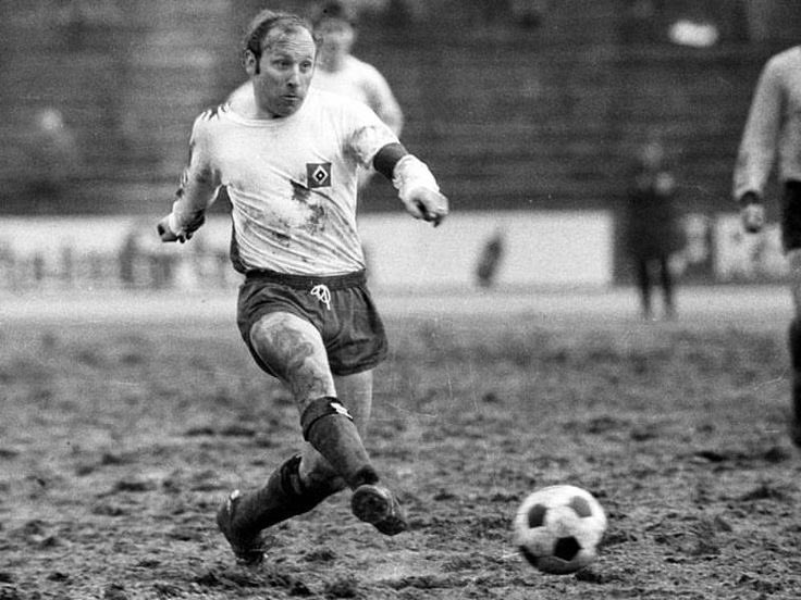 The great Uwe Seeler on today’s Now That’s What I Call a Pitch