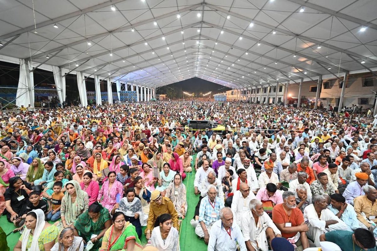 ManavDharam's tweet image. The first day of the #GuruPoojaMahotsav commenced with great reverence for the Guru's presence in our lives at the serene Satlok Ashram in #Muradnagar, #UttarPradesh, attended by devotees from across India &amp;amp; abroad.
#GuruPurnima24 
#GuruPurnima 
#GuruPooja 
#SpiritualMaster