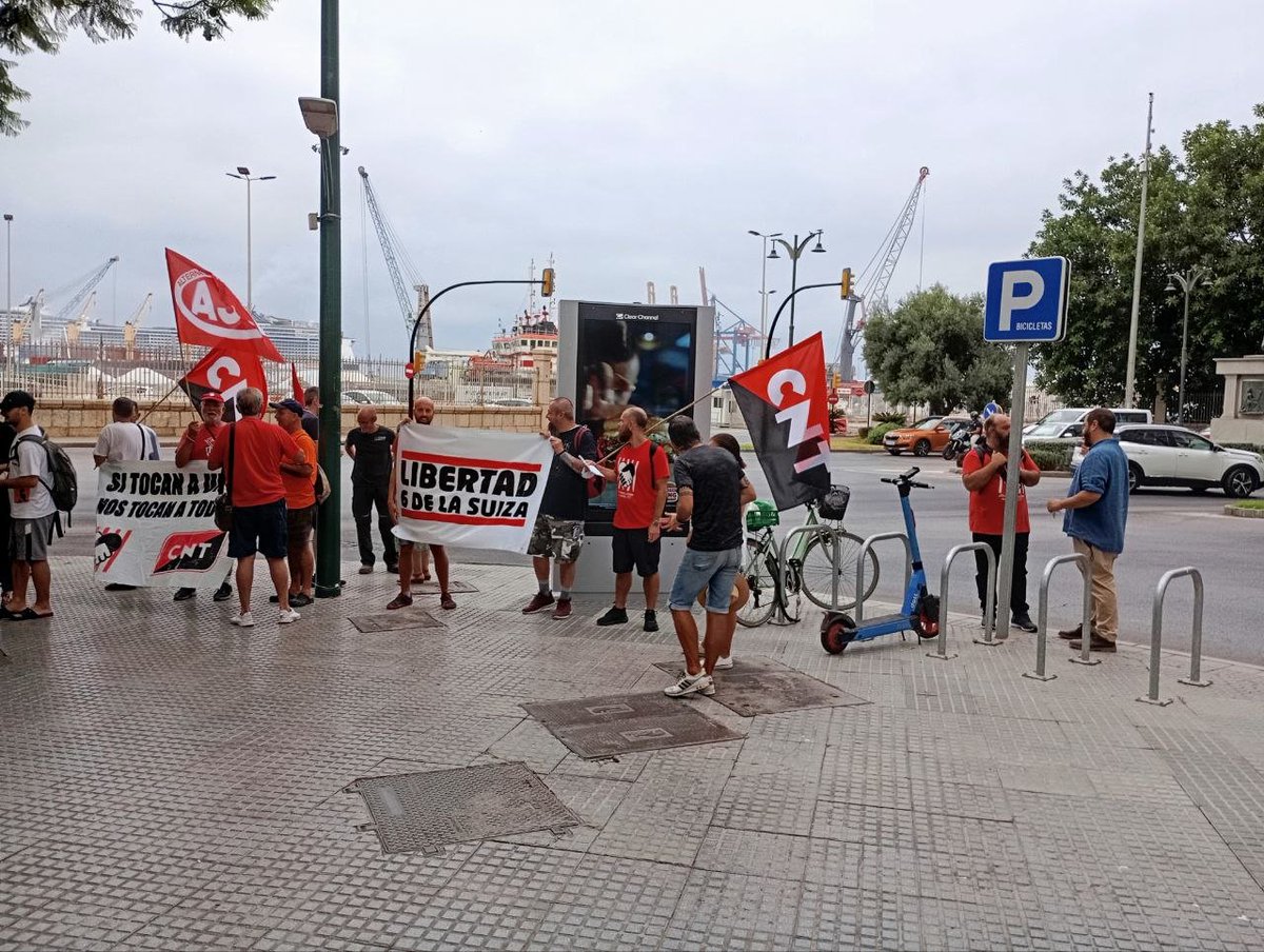 CNT Málaga (@cntmalaga) on Twitter photo Este jueves como no podía ser de otra forma <a href="/cntmalaga/">CNT Málaga</a> junto a otros sindicatos y personas que apoyan la libertad de las 6 de la suiza se concentró en Málaga capital para demostrar que nuestras compañeras no están solas.
¡ Libertad <a href="/6delaSuiza/">6 de la Suiza</a> !
#NoEstaisSolas
#SomosMasDeSeis Este jueves como no podía ser de otra forma <a href="/cntmalaga/">CNT Málaga</a> junto a otros sindicatos y personas que apoyan la libertad de las 6 de la suiza se concentró en Málaga capital para demostrar que nuestras compañeras no están solas.
¡ Libertad <a href="/6delaSuiza/">6 de la Suiza</a> !
#NoEstaisSolas
#SomosMasDeSeis