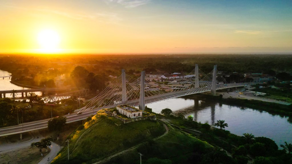 Catumbela, será pôr ou nascer do sol? Independentemente da resposta, a vista é de tirar o chapéu. 

Qual é a tua opinião?
__
📷: <a href="/cuende/">Daniel Cuende</a> 📍 Luanda

#ViewsofAngola 
#Angola
#BenguelaAngola
