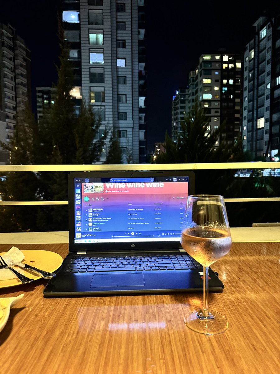 Denizden gelen rüzgar eşliğinde terapi gibi bir gece oluyor